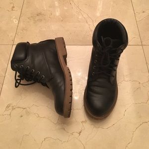 BLACK COMBAT BOOTS (SIZE 7)